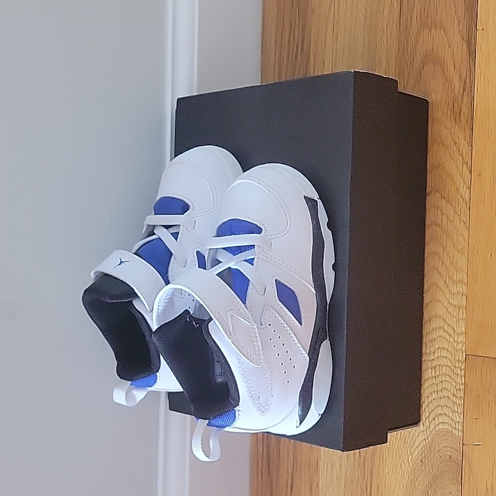 Kids Jordan sneakers 7C